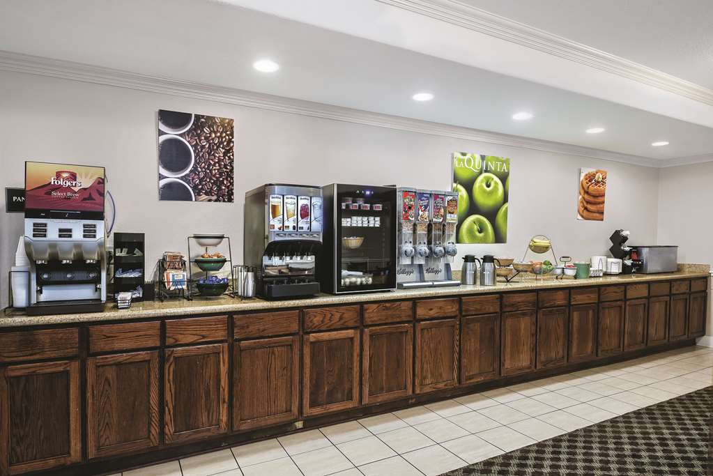 La Quinta Inn & Suites by Wyndham Stephenville - photo 18