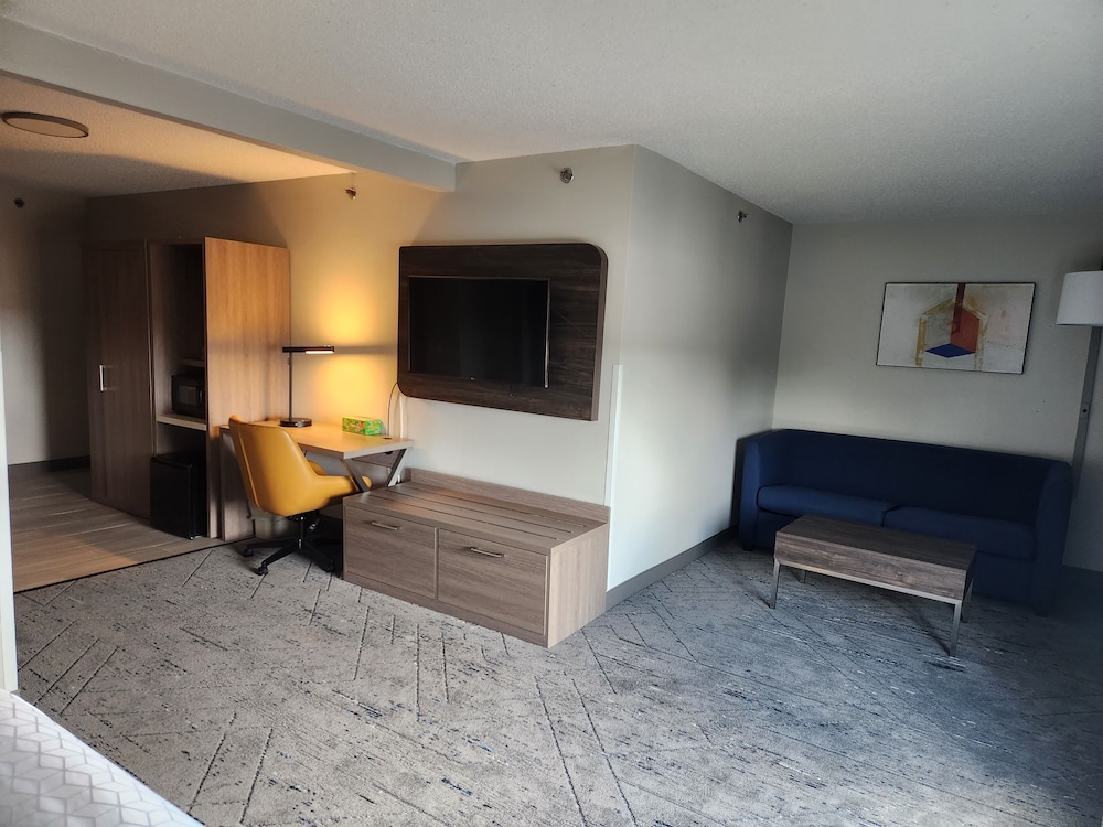 Holiday Inn Express & Suites Alliance by IHG - photo 17