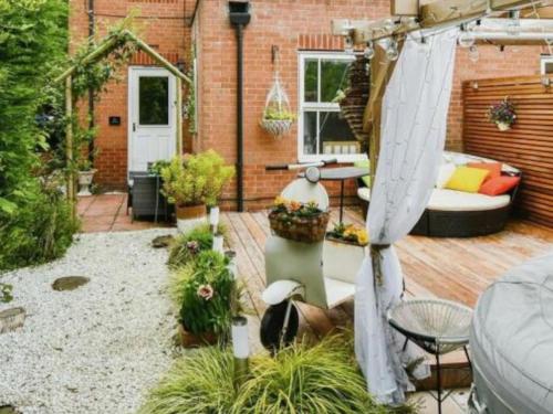 Cosy Garden Accommodation Private Hot Tub & Four Poster Bed — 4-Star Luxury Hotel in York, United Kingdom
