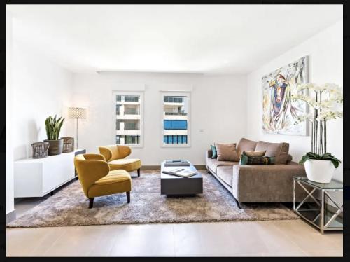 Puerto Banus luxury apartment located in harbor — 4-Star Luxury Hotel in Marbella, Spain