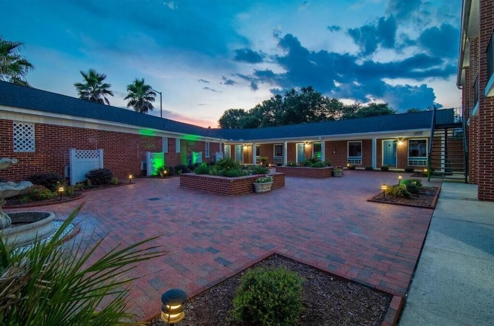 Winton Inn & Suites - photo 18