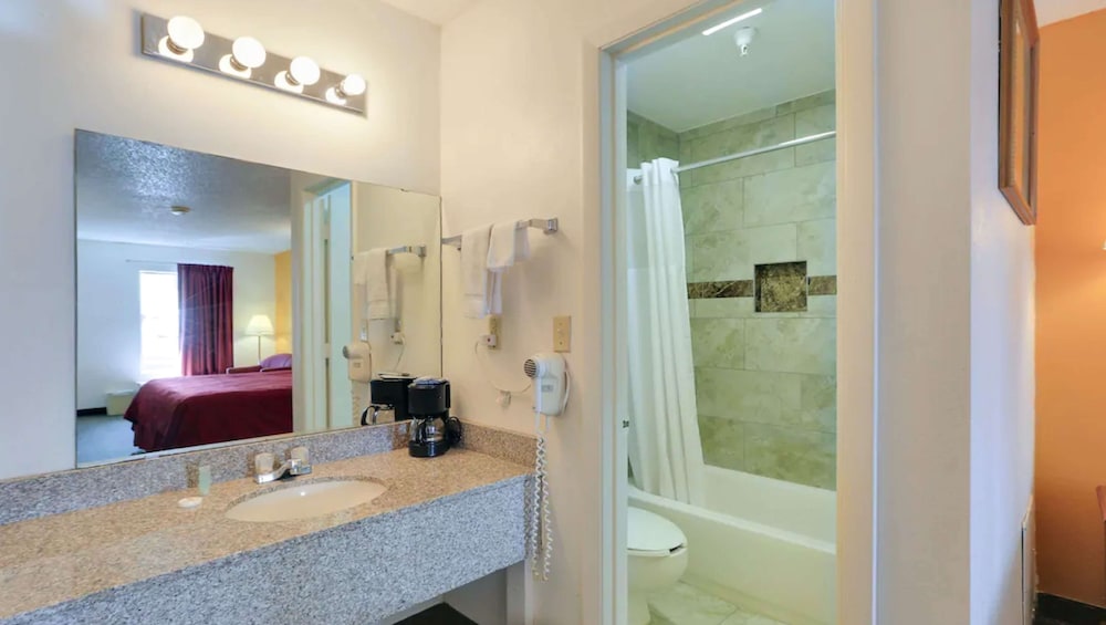 Magnuson Hotel Bradenton - photo 17