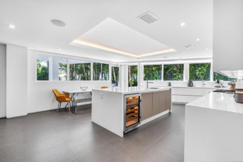 Villa Loggia Oasis Luxurious 6BD 7BA with Resort Style Pool - photo 47