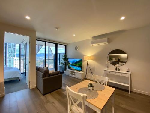 Queen Bed Luxury Parisian Paradise with Amazing City Views & Gym — 4-Star Luxury Hotel in Adelaide, Australia