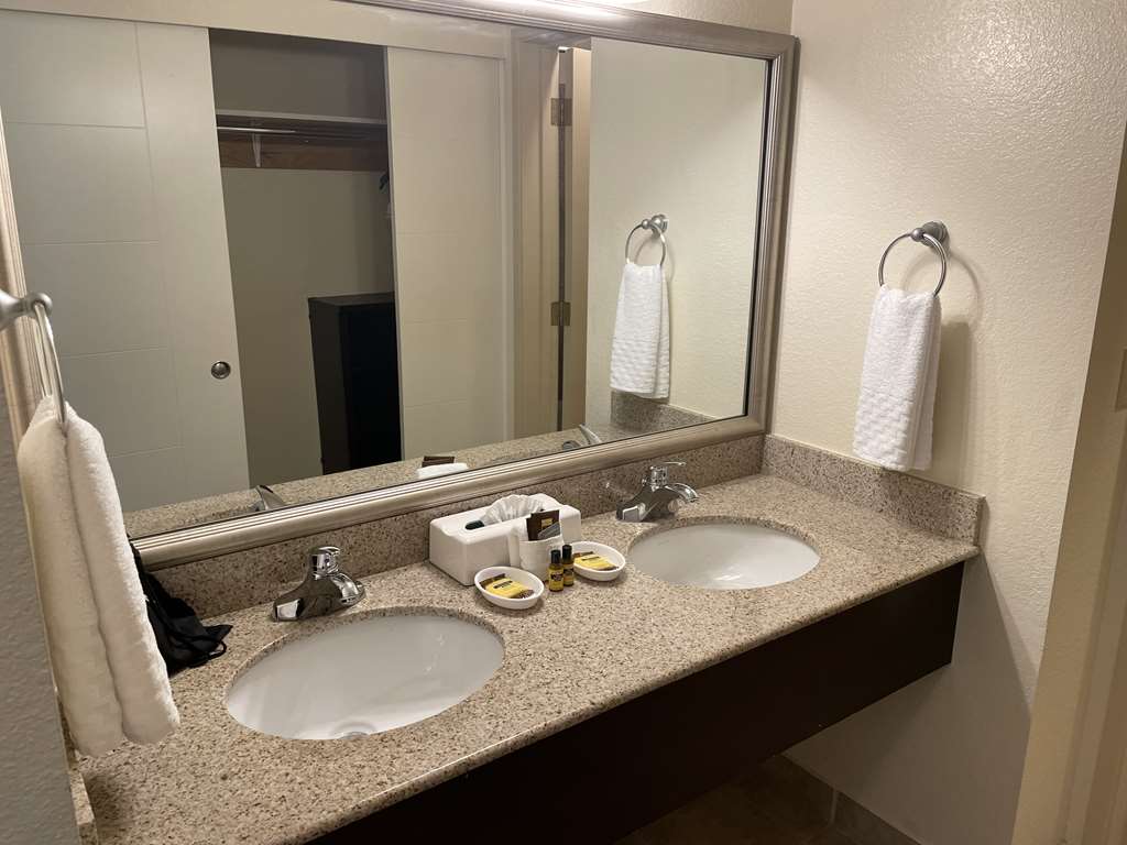 Best Western Plus Edmonds Harbor Inn - photo 38