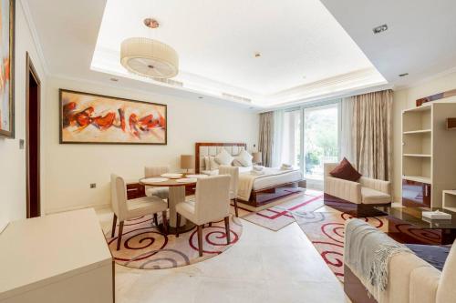 Fully equppied studio with private beach and pool — 4-Star Luxury Hotel in Dubai, United Arab Emirates