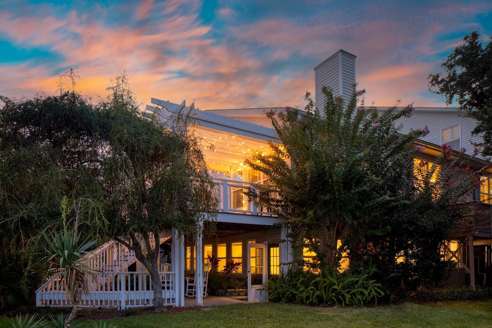 Hemlock by Avantstay Minutes From Folly Beach w Multiple Patios — 4-Star Luxury Hotel in Folly Beach, United States