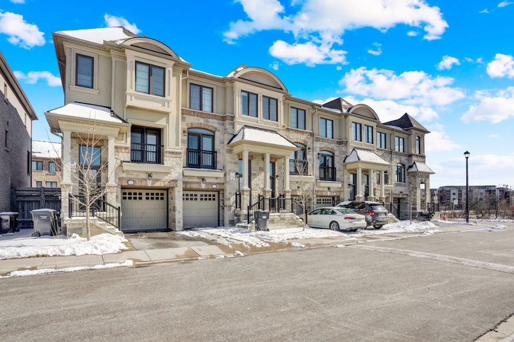 Stylish Mississauga Lower Unit BBQ Yard Paradise in Mississauga, Canada