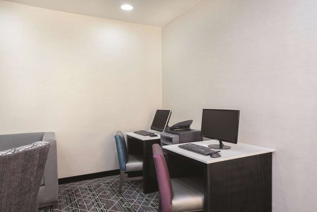La Quinta Inn & Suites by Wyndham Rome - photo 30