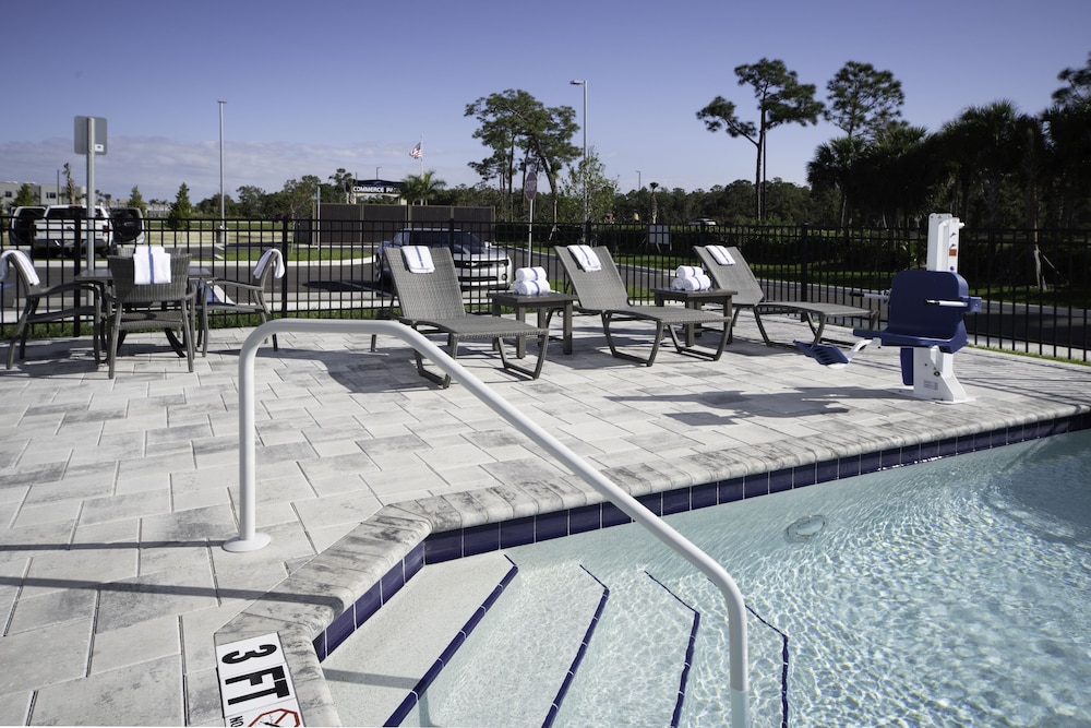 Holiday Inn Express & Suites Fort Myers Airport by IHG - photo 26