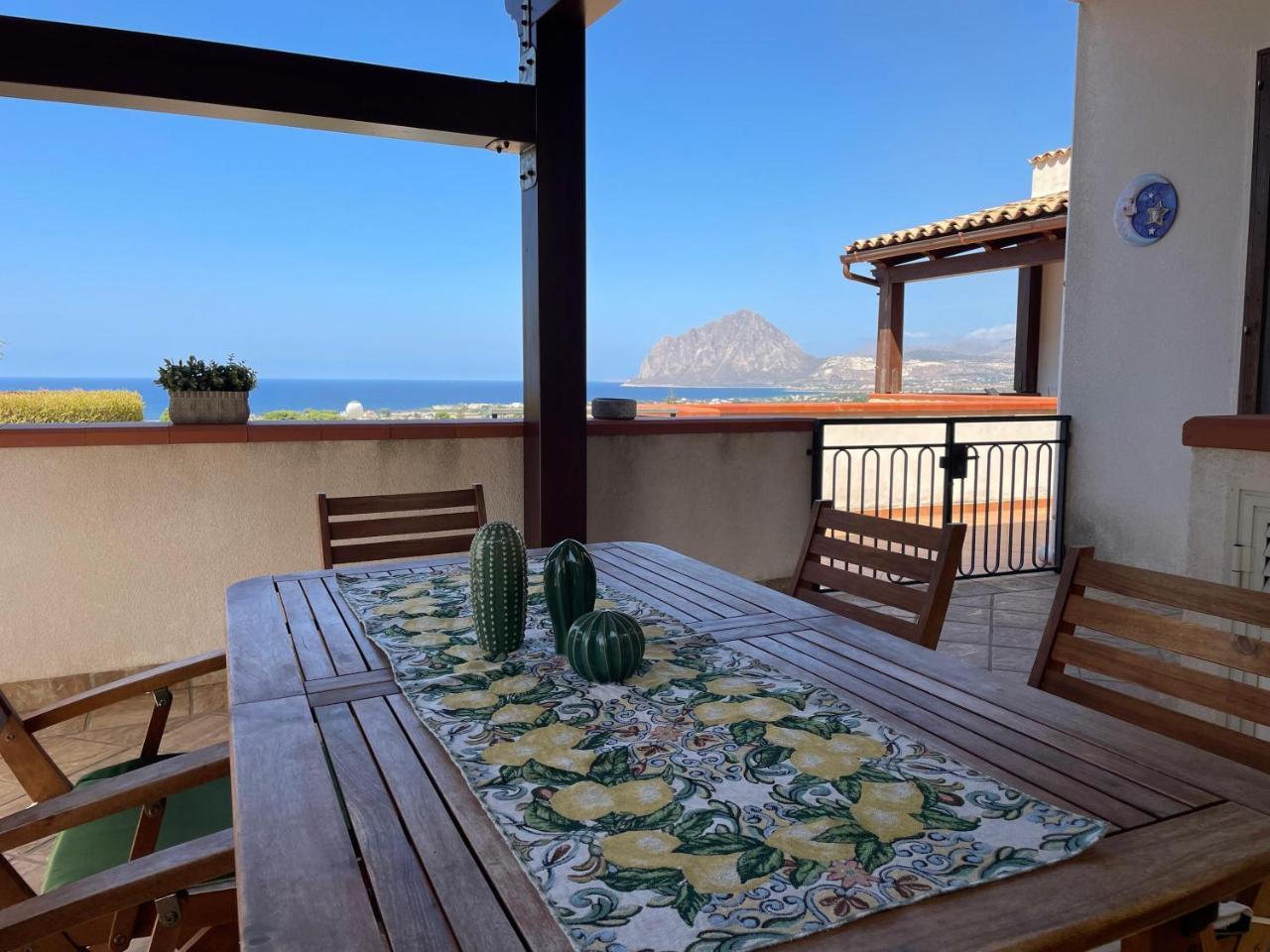 Tra i monti sul mare in Valderice, Italy