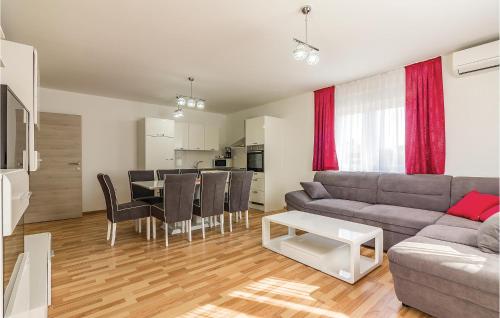 Three Bedroom Apartment In Medulin — Medulin — photo 2