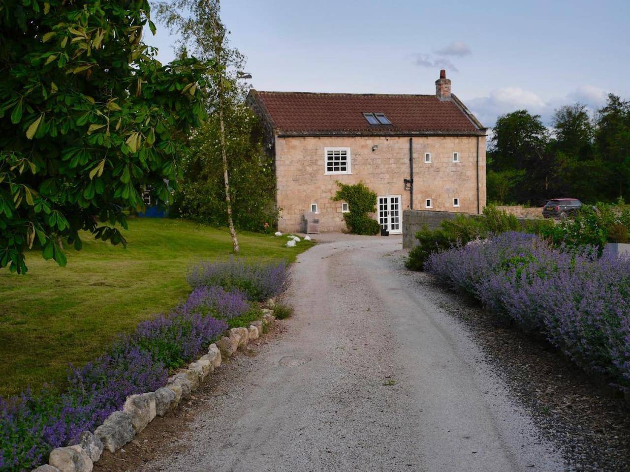 Crow House Barn — 4-Star Luxury Hotel in Harrogate, United Kingdom