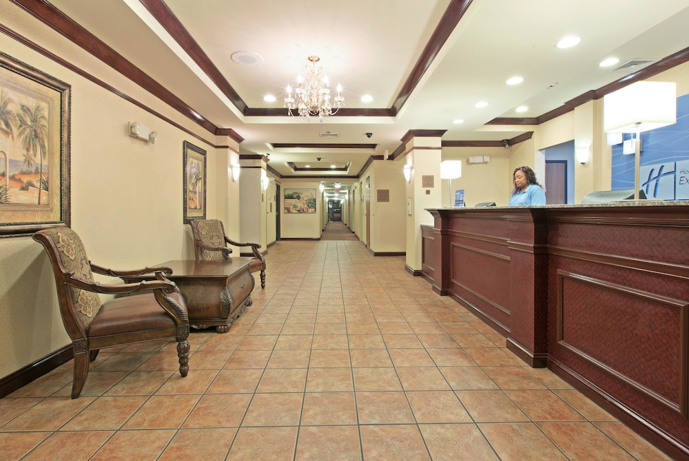 Holiday Inn Express Hotel & Suites Cleveland - photo 2