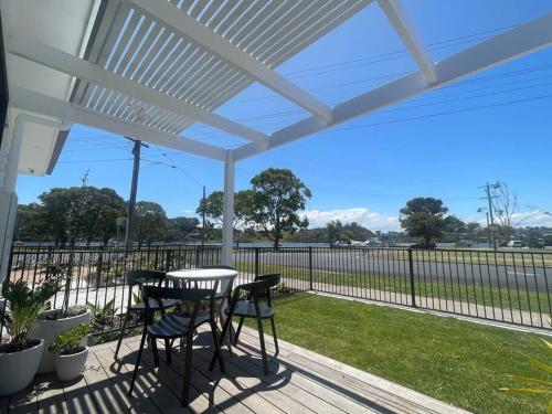 Quarterdeck Lakes Entrance 2br Waterfront Apartment — 4-Star Luxury Hotel in Lakes Entrance, Australia