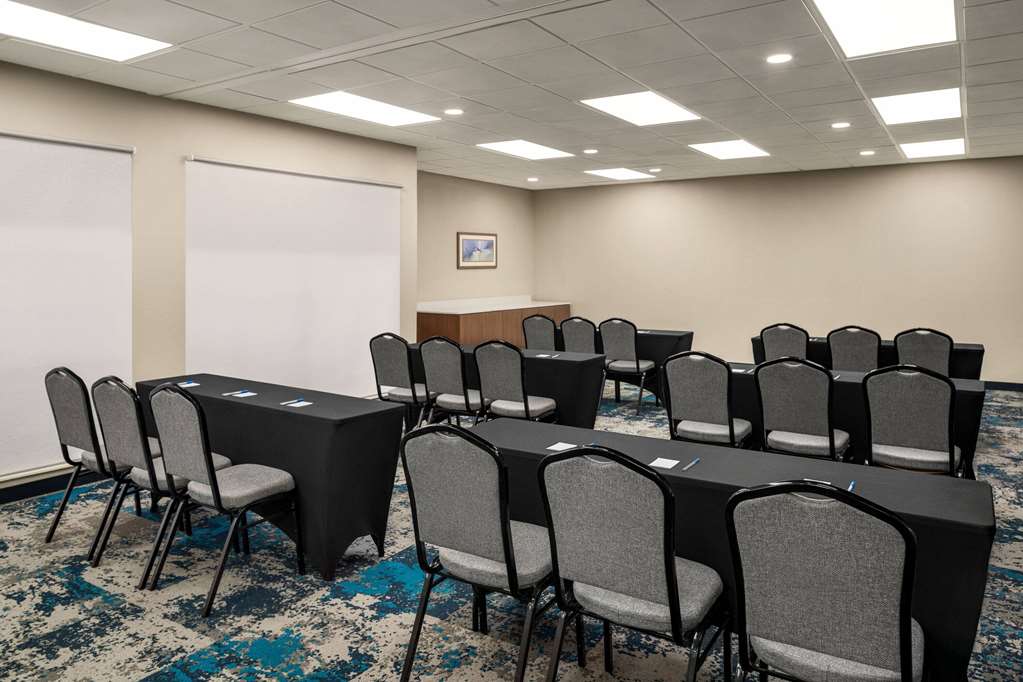 La Quinta Inn & Suites by Wyndham Round Rock North - photo 33
