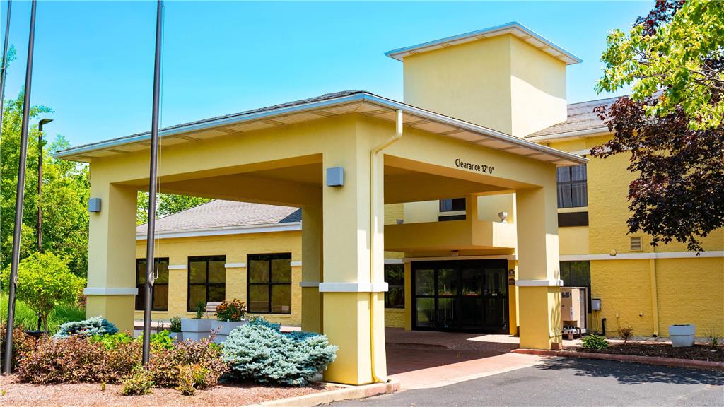 Quality Inn & Suites Oakwood Village Cleveland South - photo 4