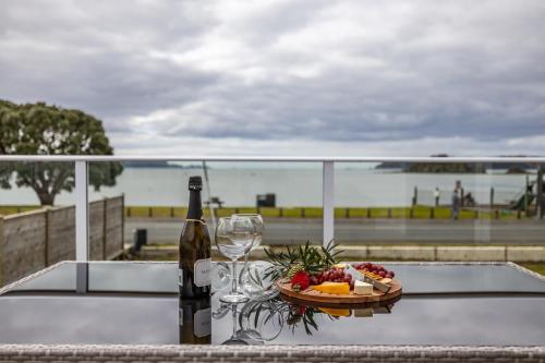 Waterfront Beach House Paihia Holiday Home — 4-Star Luxury Hotel in Paihia, New Zealand