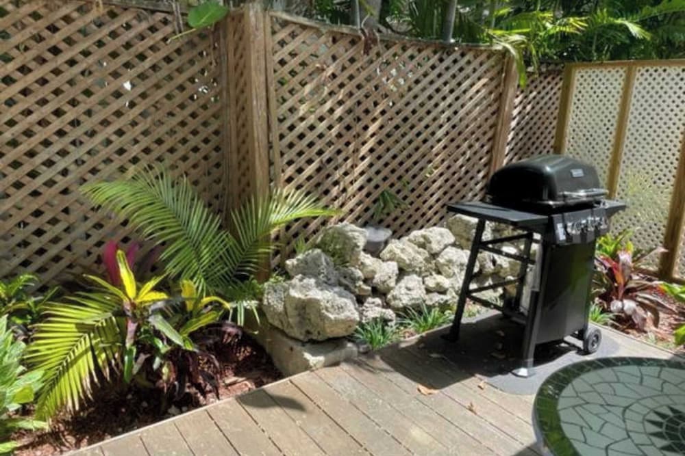 Tranquility by Avantstay Close to Duval St w BBQ & Shared Pool - photo 9