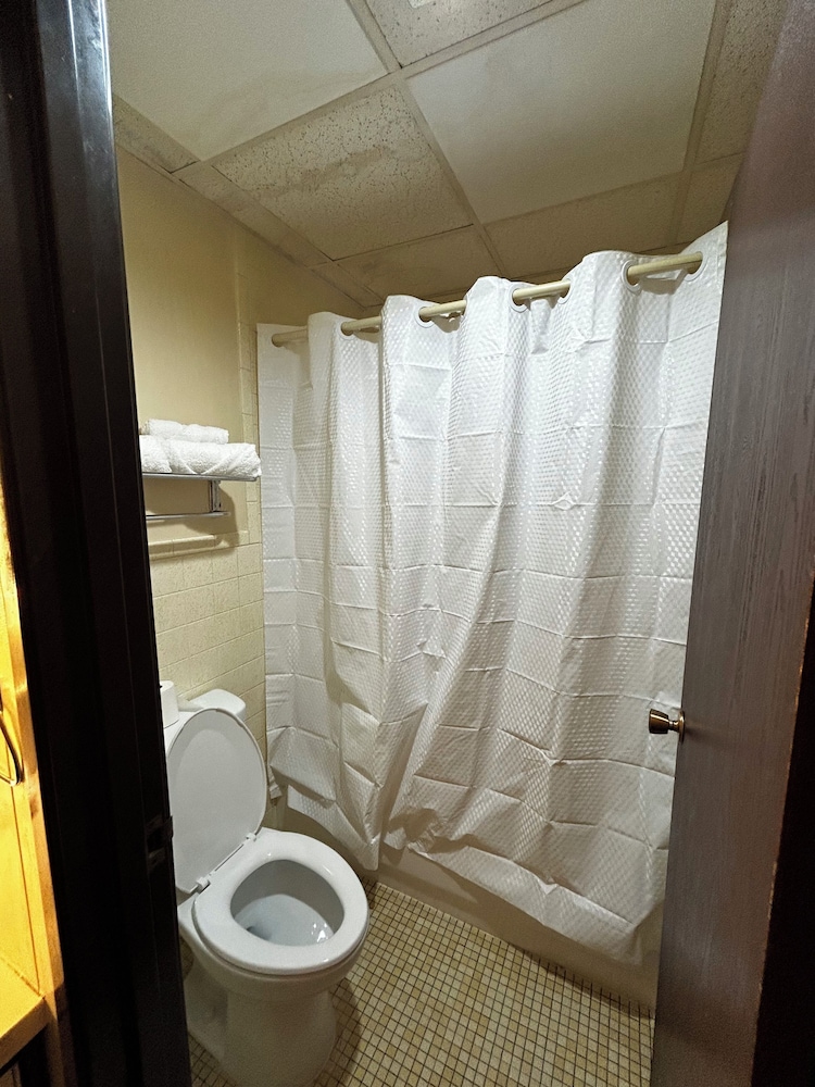 Grand Inn Moorhead - photo 10