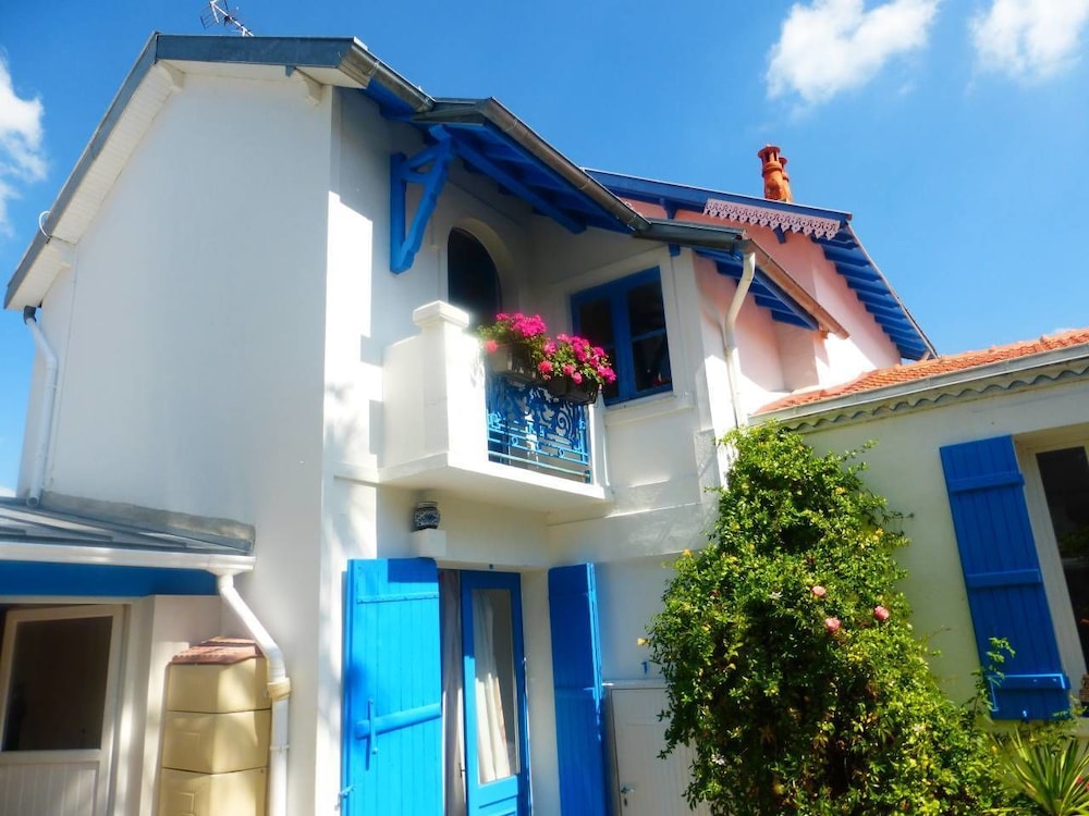 Les Volets Bleus — hotel in Pornic