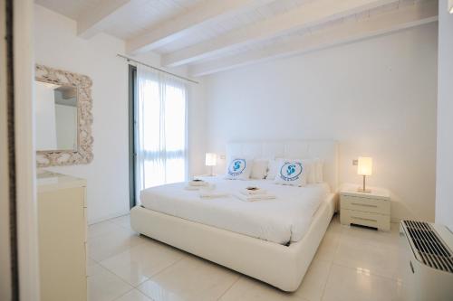 SG Luxury Swan Bay Apartment — 4-Star Luxury Hotel in Castelnuovo Del Garda, Italy