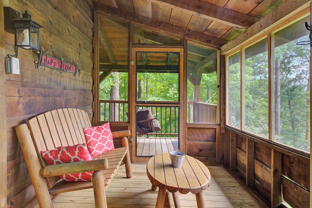 Secluded Sevierville Cabin with Hot Tub — 4-Star Luxury Hotel in Sevierville, United States