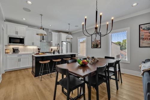 Double Treble 2 Townhomes Private Rooftops in Nashville, United States
