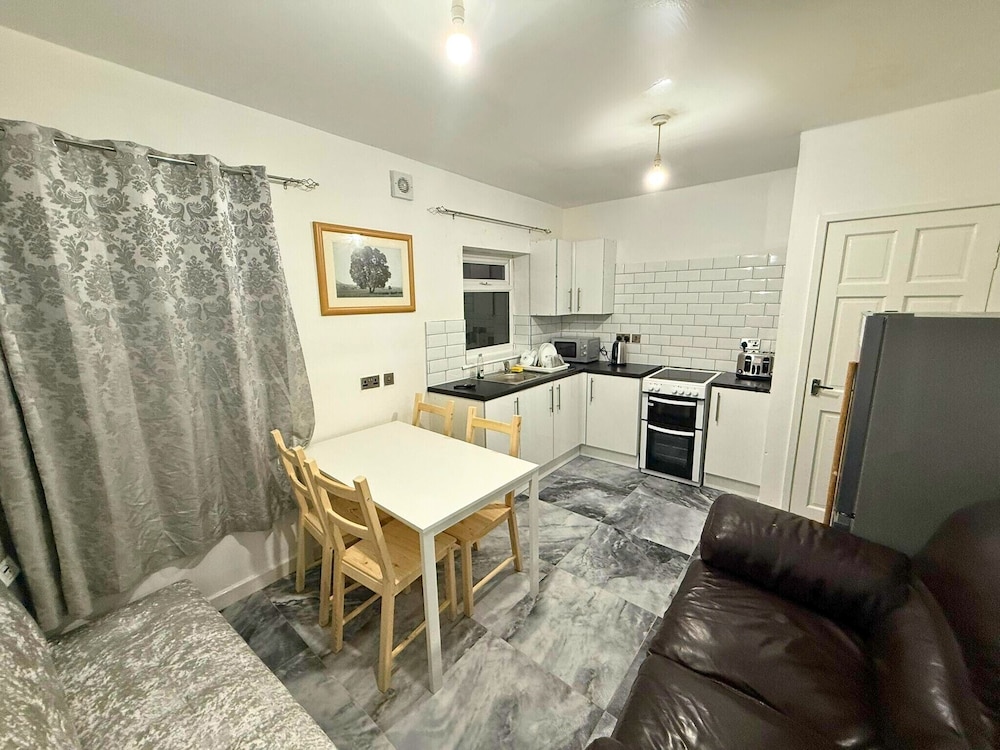 Modern 2 Bed Flat Ideal for Families — hotel in Ashton-Under-Lyne