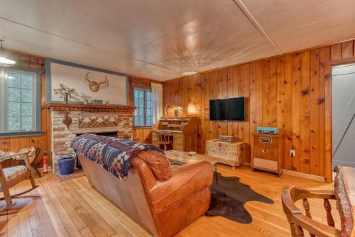 Springbrook Cozy 2BR Mt. Hood Cabin Fireplace & Retro Kitchen — 4-Star Luxury Hotel in Mount Hood Village, United States