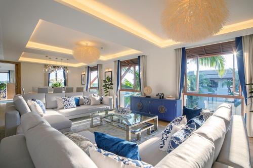 Phuket Seaview with Pool and Rooftop 4 Bedroom Skyvilla — hotel in Ban Ko Kaeo