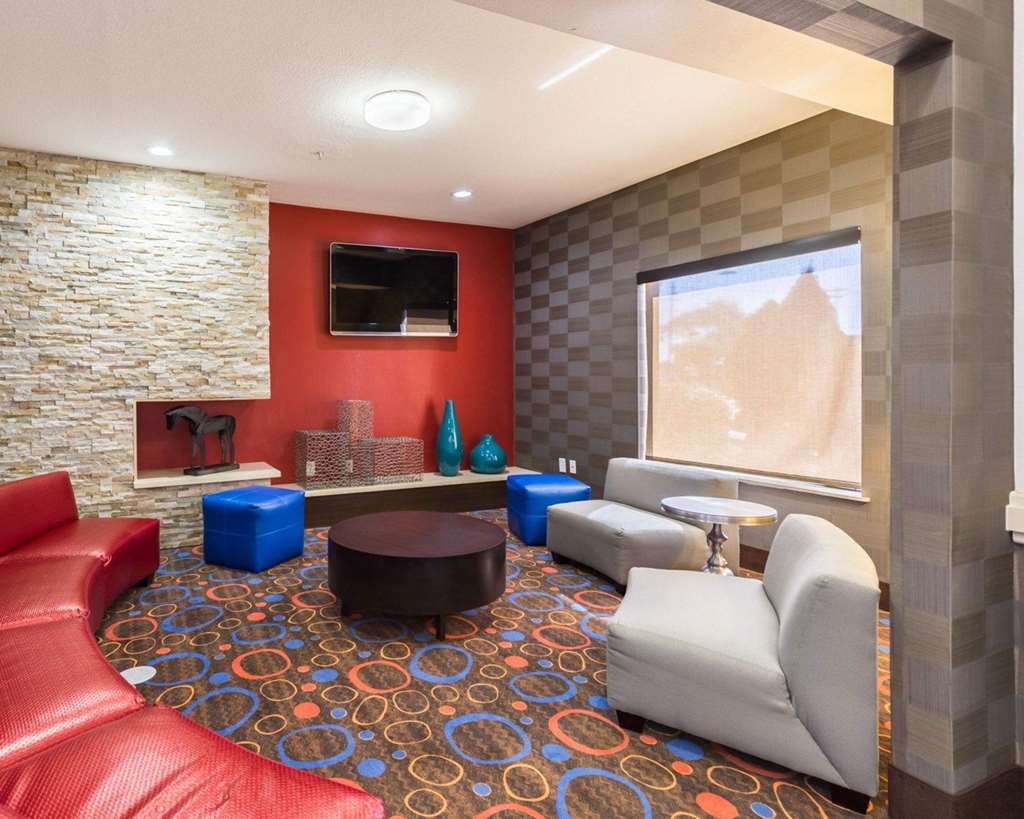 Econo Lodge Inn & Suites East - photo 3