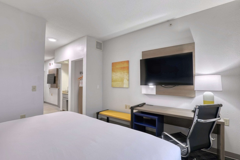 Comfort Suites Milwaukee Airport - photo 11