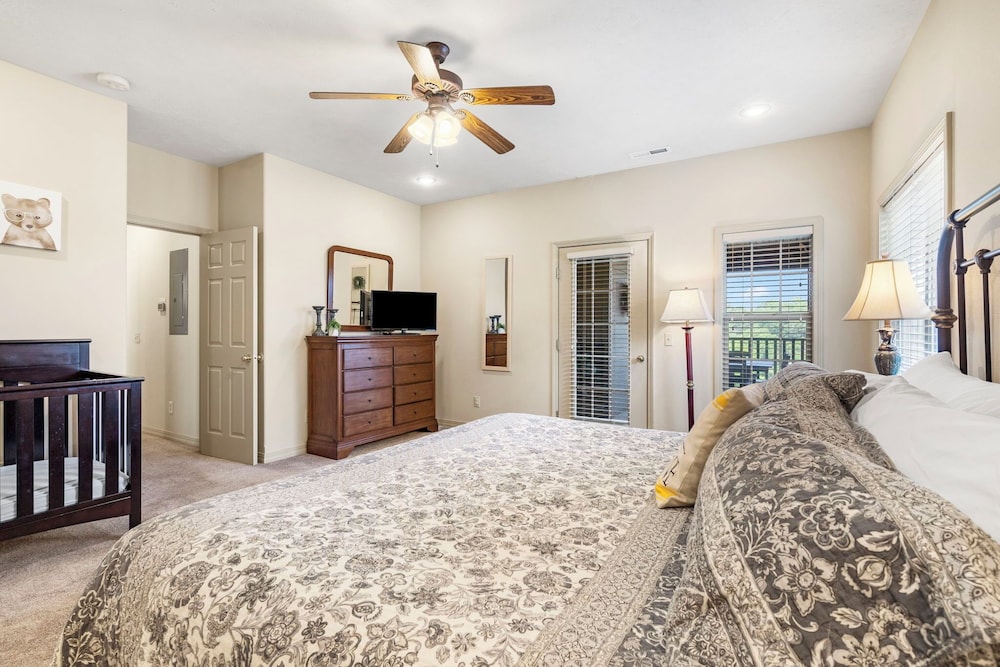 Honey Bee Inn w Communal Amenities & More - photo 8