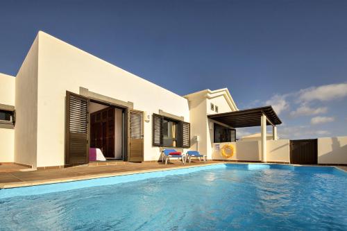Los Charcones vivienda vacacional — 4-Star Luxury Hotel in Playa Blanca, Spain
