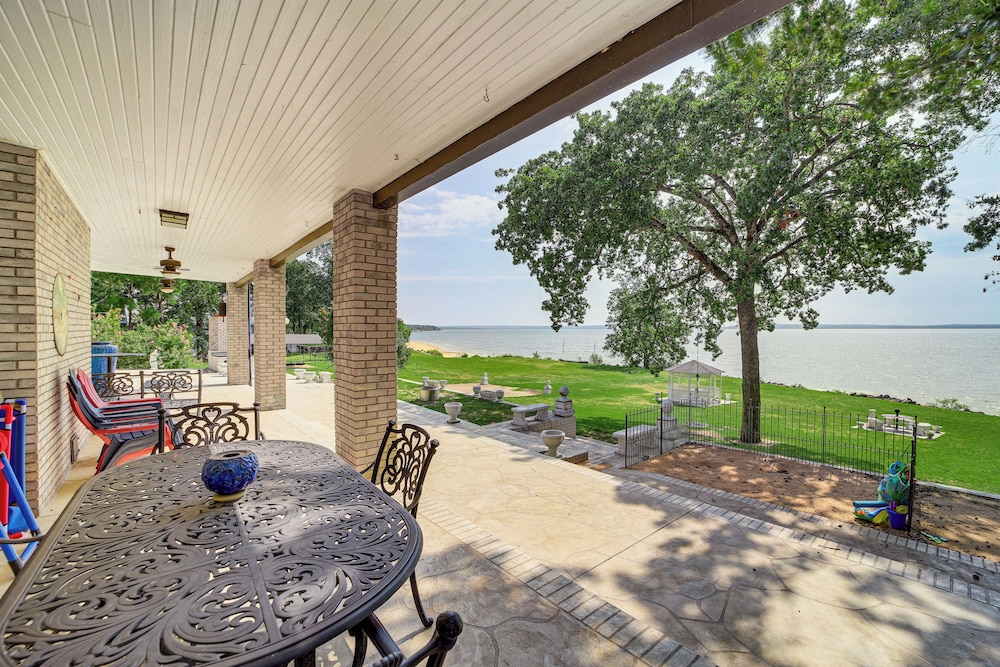 Lakefront Eufaula Escape with Dock and Private Beach — hotel in Eufaula