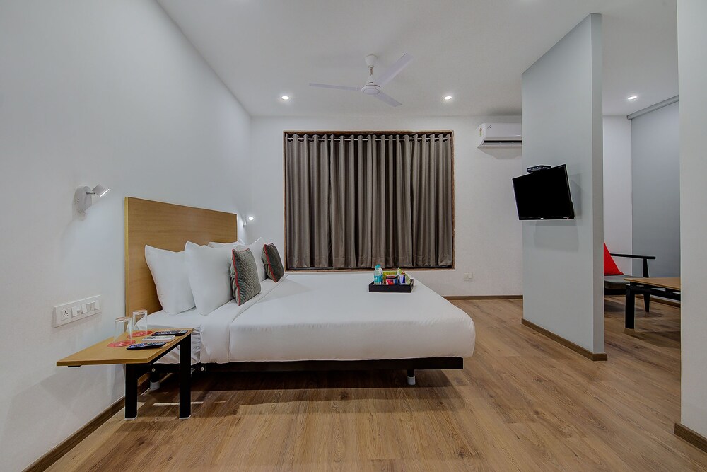 OYO Townhouse 71 Khar West Station
