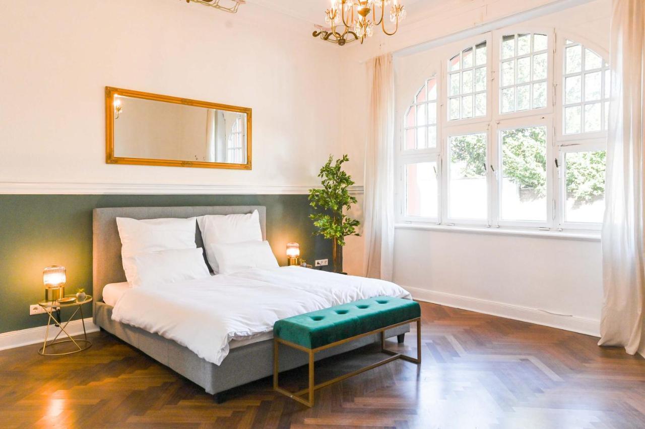 120qm Denkmal Apartment in Krefeld mit Stuck und Garten BEUYS Apartments Krefeld — 4-Star Luxury Hotel in Krefeld, Germany