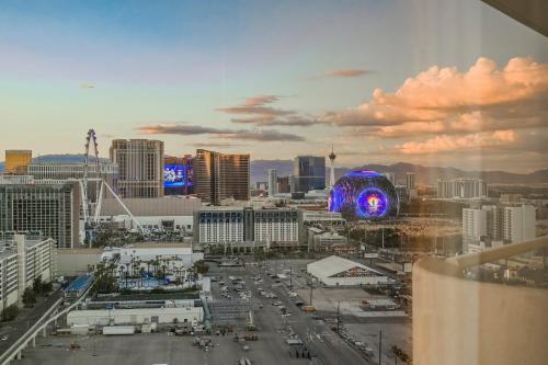 No Resort Fees Mgm Stripview Jacuzzi Formula 1 Track View