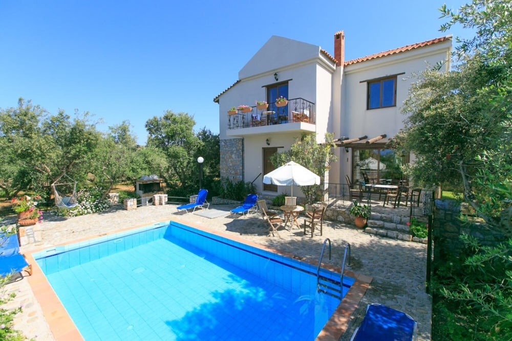 Villa Tzina Large Private Pool Walk to Beach A C Wifi Car Not Required 1604 — 4-Star Luxury Hotel in Gerani, Greece