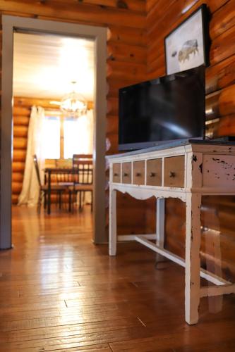 Historic Log Cabin #14 at Horse Creek Resort - photo 9