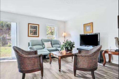 Beautiful Bracken Ln Bungalow — 4-Star Luxury Hotel in Palm Coast, United States