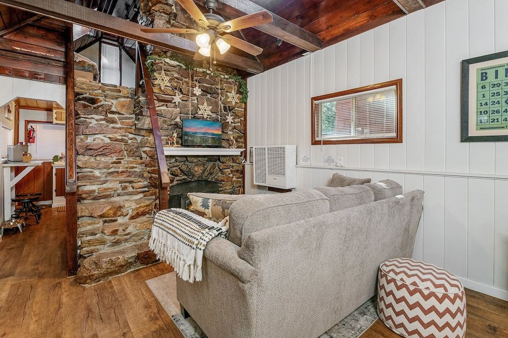 The Vintage Bear Cabin wonderful well appointed cabin with a native rock fireplace — 4-Star Luxury Hotel in Big Bear City, United States