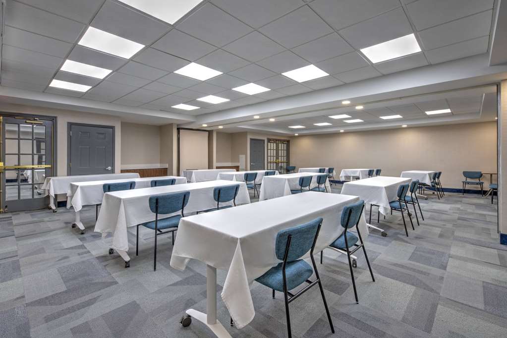 La Quinta Inn & Suites by Wyndham Dallas DFW Airport North - photo 38