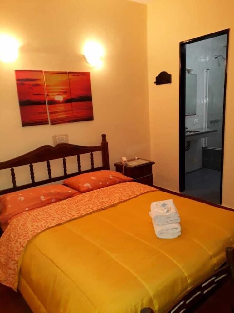 Hotel Paris — hotel in San Martin