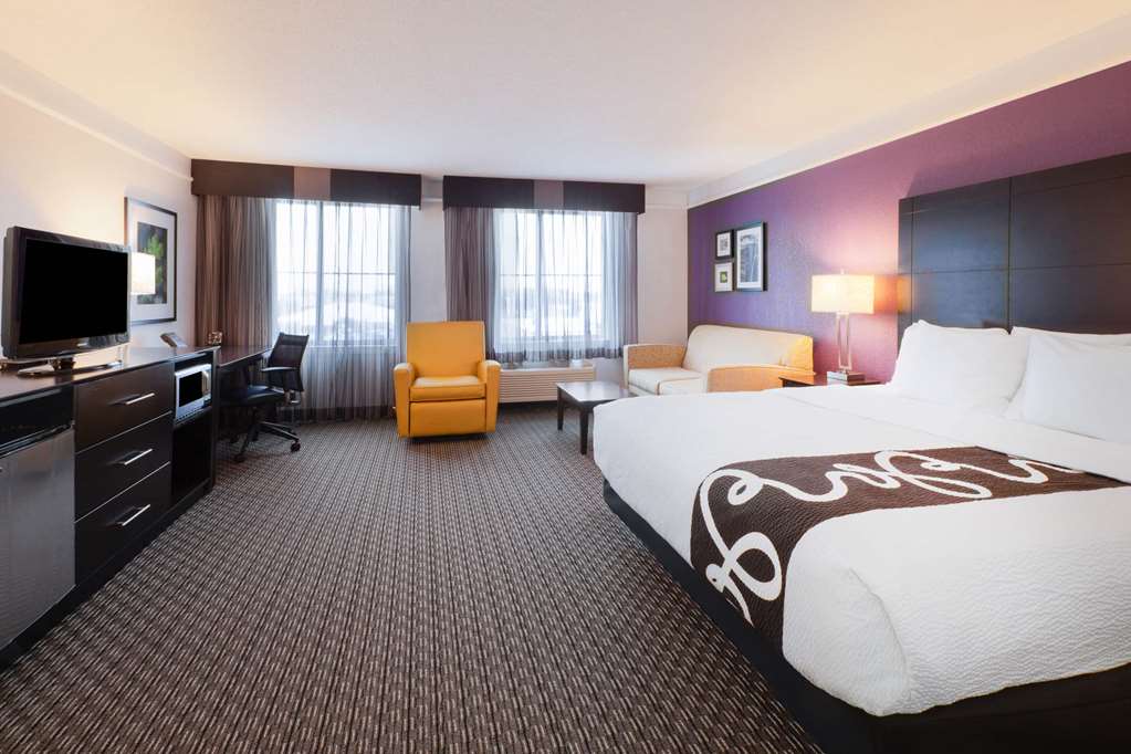 La Quinta Inn & Suites by Wyndham Detroit Utica - photo 32