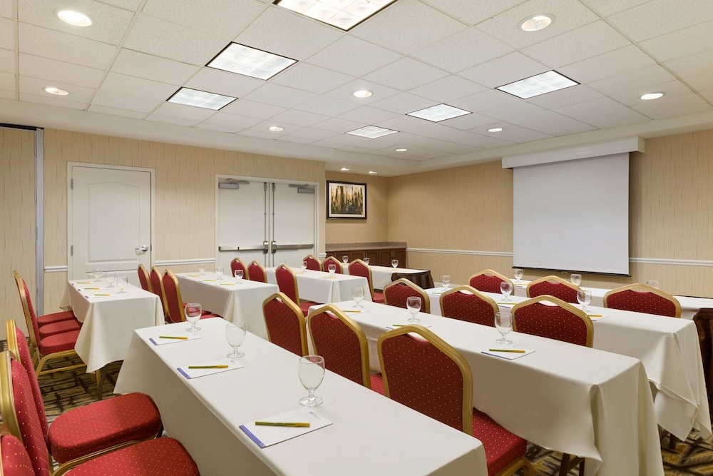 Hilton Garden Inn Shelton - photo 35