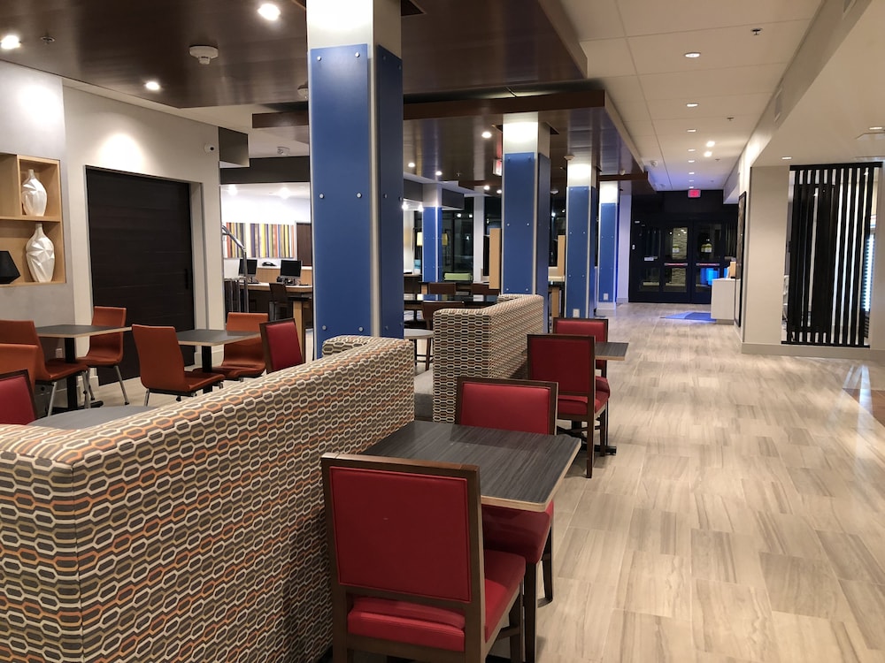Holiday Inn Express & Suites Racine by IHG - photo 41