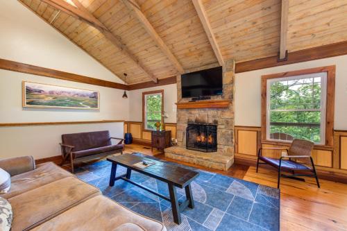 Hatcher Top Hideout By Avada Properties - last minute hotel in Sevierville