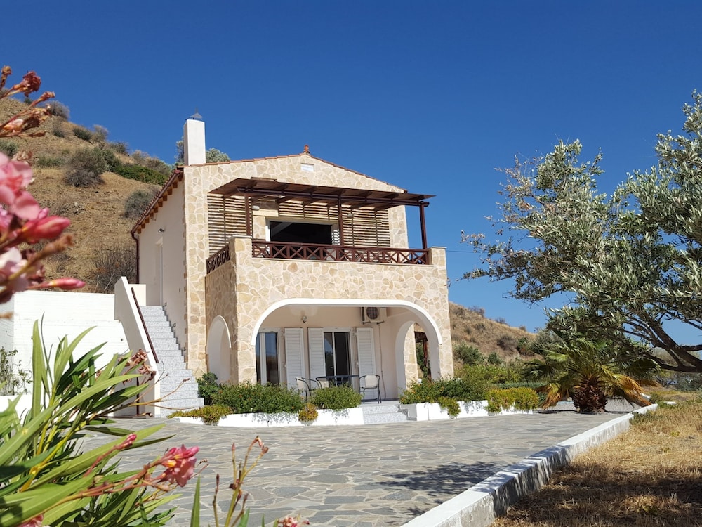 Villa in Agia Galini With Pool Views — 4-Star Luxury Hotel in Agios Vasileios, Greece